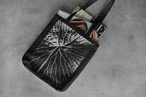 Lifelines of a Waterlily B&W | Stofftasche